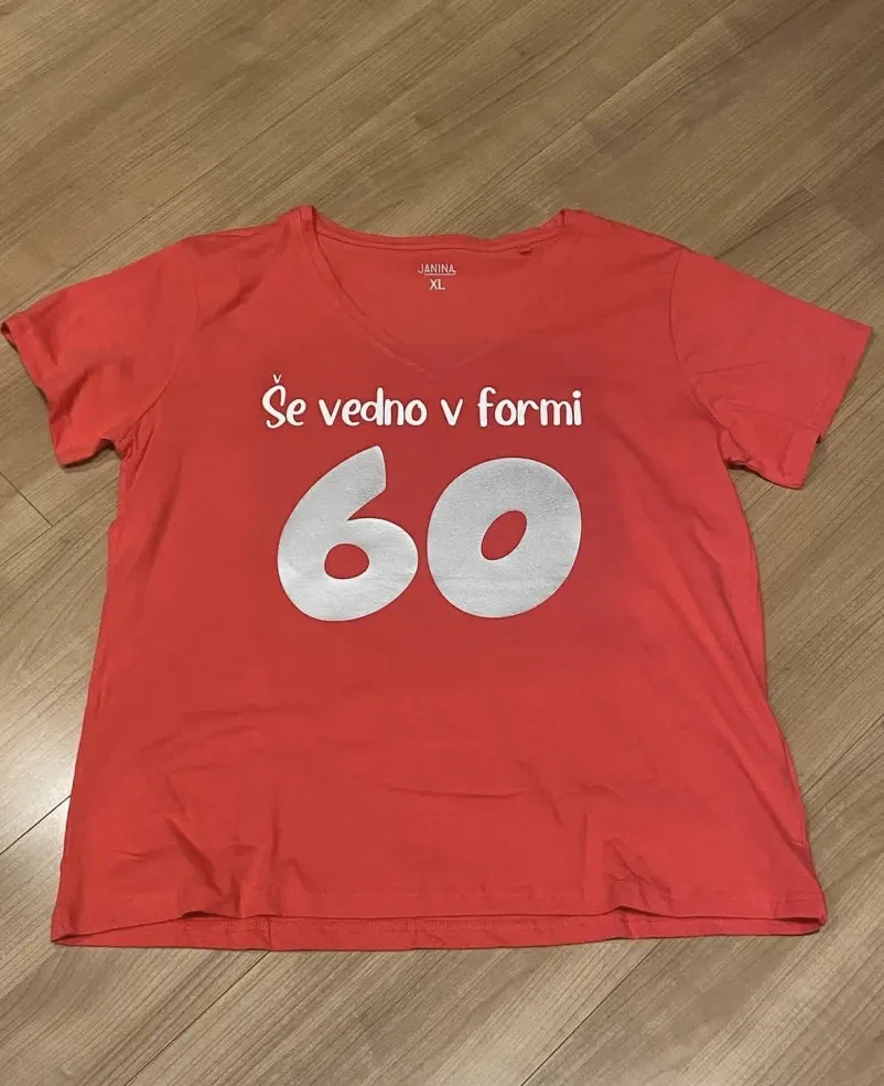 Črna majica z motivom volka po meri Kakovosten tisk na črno majico z motivom volka, ki ponazarja storitve Tisk na majice Obala za unikatne stvaritve.