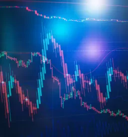 Forex grafikon in svečni graf na digitalnem zaslonu. Služita za analizo gibanja cen in tehnične kazalnike finančnih trgov.