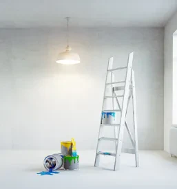 Svetla notranjost z vedri barve in lestvijo za prenovo. Ugodne adaptacije stanovanj Dolenjska prinašajo sodoben in osvežen videz v dom.