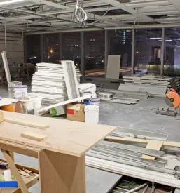 Prazno notranje gradbišče, pripravljeno za adaptacija hiš v Celju in okolici, vključno s suhomontažnimi deli.