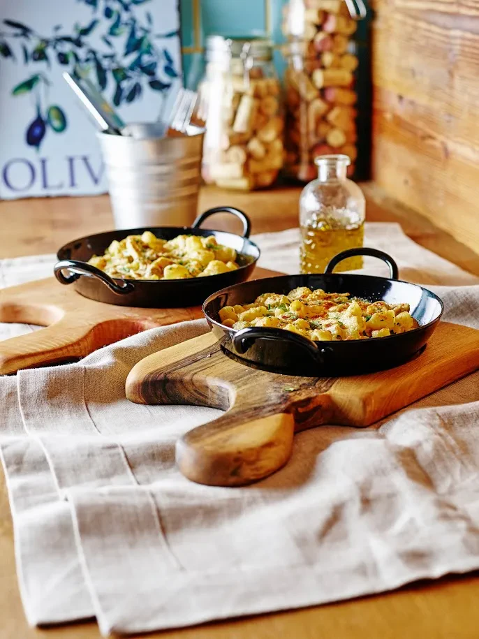 Par uživa v večerji ob kozarcu vina Mlad par uživa v romantični večerji ob kozarcu vina v prijetnem ambientu, ki ga ponuja naša Bistro restavracija Ljubljana z okolico.
