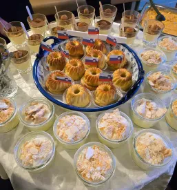 Prelepo dekorirana sladica z jagodami in smetano. Sladki zaključek obroka, ki ga ponuja naša Bistro restavracija Ljubljana z okolico.