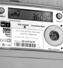 Podroben posnetek pametnega števca električne energije, ki beleži porabo, kar je ključno za preglednost in obračunavanje, ki ga zagotavljajo dobavitelji električne energije.