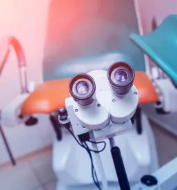 Čista in sodobno opremljena ginekološka ordinacija s specializirano opremo za kolposkopijo. Ta ginekološka ambulanta ponuja širok spekter pregledov za ženske.