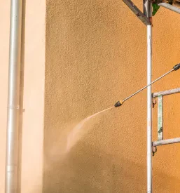 Temeljito čiščenje sprednjega dela družinske hiše z močnim vodnim curkom. Ta storitev je ključna za obnovo fasade in vzdrževanje njenega videza.