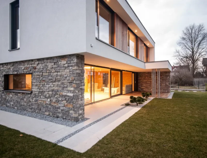 Dvorišče z betonskimi stopnicami in koriti Kombinacija betonskih stopnic in korit v urejenem dvorišču ponazarja kakovostno Izdelavo in montažo betonskih komponent za dvorišča Slovenija.