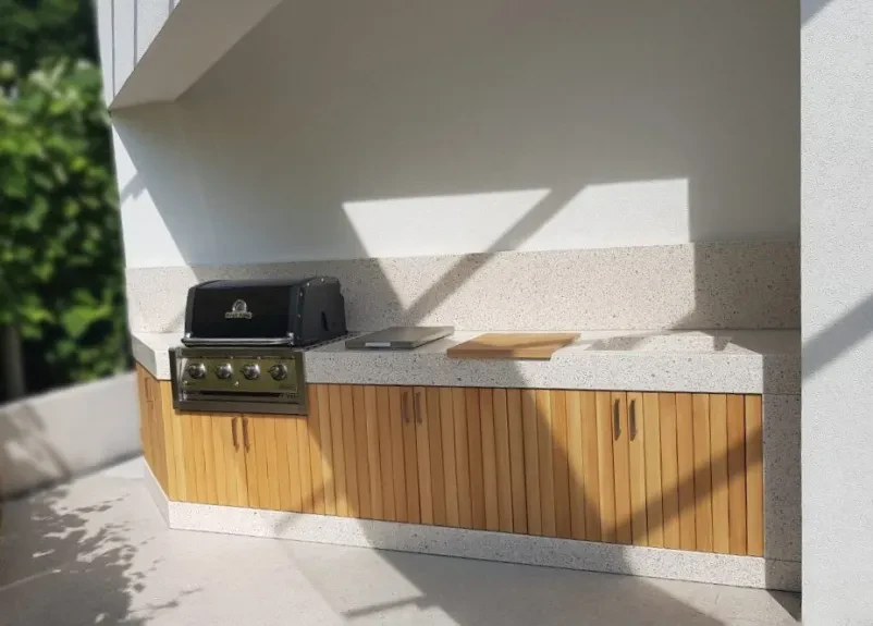 Kompaktna zunanja kuhinja z umivalnikom Kompaktna betonska letna kuhinja z umivalnikom in delovno površino. Izdelava in montaža betonskih letnih kuhinj Slovenija.