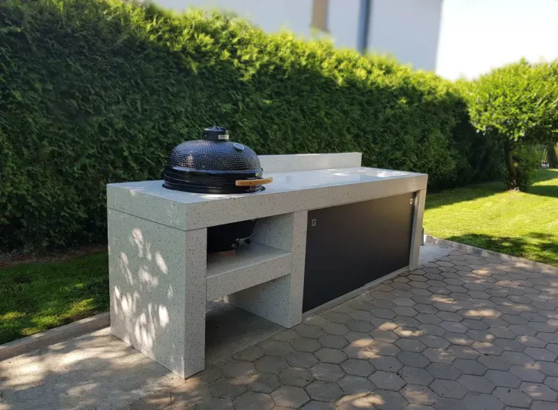 Moderna betonska letna kuhinja z žarom Moderna betonska letna kuhinja z žarom in pultom, odlična za vrt. Izdelava in montaža betonskih letnih kuhinj Slovenija.