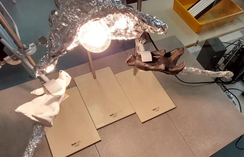 Študenti pri delu v laboratoriju Skupina treh dijakov, zbrana pred zaslonom računalnika v učilnici, se osredotoča na učenje in tehnologijo.