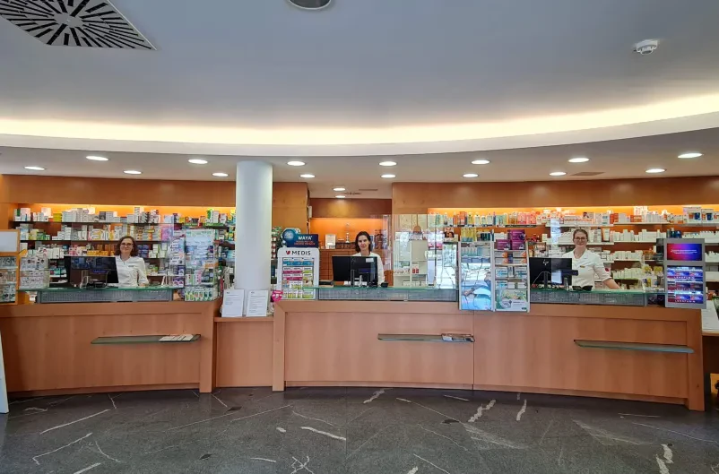 Ekipa v sodobni lekarni Ekipa lekarnarjev in farmacevtskih tehnikov v sodobni Lekarni Kostanjevica, pripravljena za svetovanje in pomoč strankam.