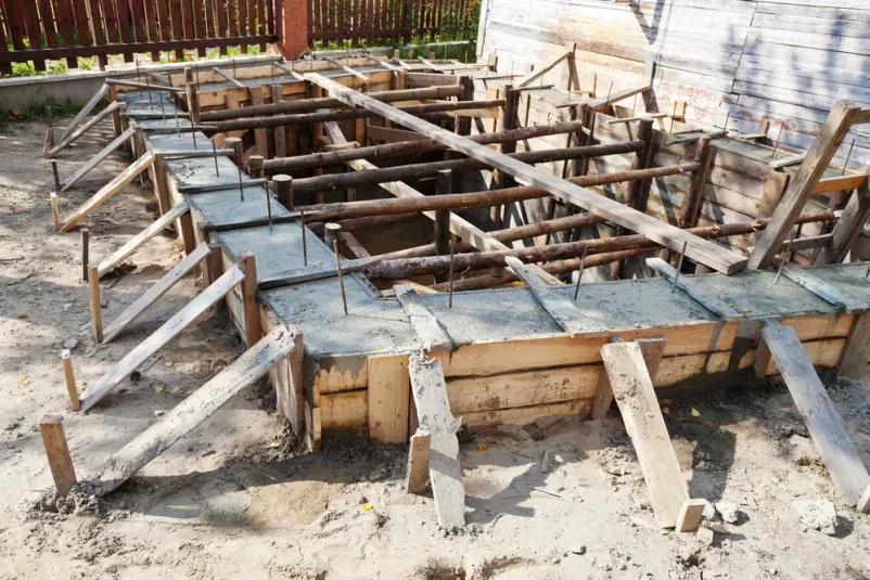 Skrbno pripravljen leseni opaž za betonske temelje Prikaz lesenega opaža za betonske temelje stanovanjske hiše na gradbišču. Leseni opaž Selnica ob Dravi, okolica, je ključen za stabilnost konstrukcije.