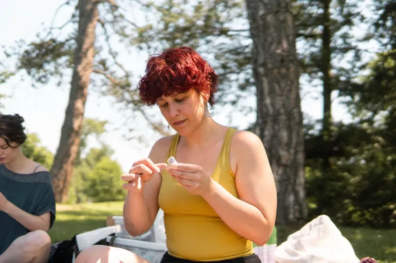 Mentorica Liza z udeleženci delavnice Liza komunicira z udeleženci delavnice, kar kaže, da so Najboljše delavnice za vse starostne skupine Slovenija.