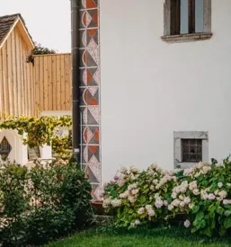Lepa zunanjost Hotela Pok z urejeno okolico, velikim parkiriščem in zelenjem. Idealna lokacija blizu Ljubljane.