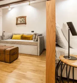 Moderna in udobna hotelska soba, opremljena za prijetno nastanitev, ki ponuja sproščujoče bivanje po zahtevnem dnevu.