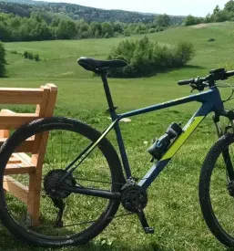 Velika urejena zelena površina pred sodobno javno stavbo v Šalovcih, ki odraža skrb za čisto in estetsko okolje.