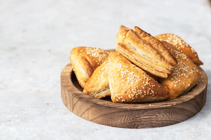 Zlato pečen domači burek s kremastim sirovim nadevom, pripravljen po tradicionalni recepturi za popoln okus.