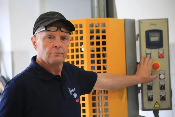Natančna montaža novega dela na vzmetenju vozila. To zagotavlja optimalno tehnologijo podvozij in izboljšano delovanje.
