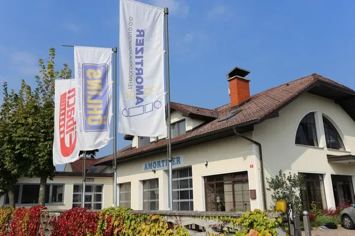 Mehanik skrbno pregleduje podvozje vozila. Pomemben korak za povečanje nosilnosti dostavnih in tovornih vozil v Sloveniji.