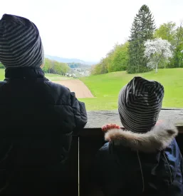 Okostje dinozavra, razstavljeno v prostorni dvorani, je ena izmed ključnih atrakcij Prirodoslovnega muzeja Slovenije Ljubljana.