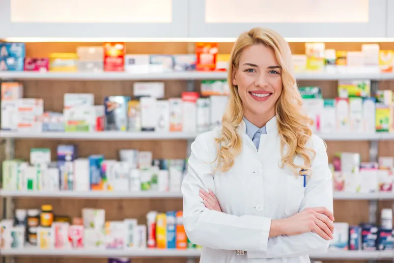 Dijaki v laboratoriju za farmacevtske tehnike izvajajo vaje. Izobraževanje ponuja Strokovni izobraževalni center Celje.
