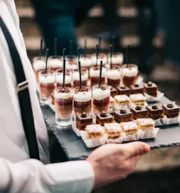 Elegantne čokoladne pene v kozarčkih, idealne za sladki kotiček poslovne zabave ali kot Torte in sladice po naročilu Gorenjska.