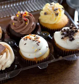 Razkošni gurmanski cupcakesi z različnimi okusi, skrbno zapakirani. Poiščite Torte sladice piškoti po naročilu Velenje, Savinjska.