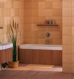 Sodobna kopalnica s toplimi lesenimi detajli in svetlimi keramičnimi ploščicami, ki ustvarjajo občutek udobja.