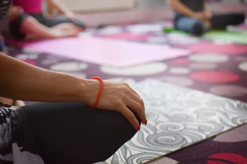 Ura meditacije in joge z inštruktorjem Inštruktorica vodi skupinsko meditacijo in jogo v dvorani, idealno za vodene vadbe in organizacijo dogodkov Domžale.