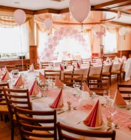 Ponudba za dober catering na Ptuju, kjer so v gostilni lepo opremljene mize in hrana za praznovanje.