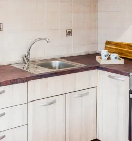 Polno opremljena kuhinja prenovljenega apartmaja v Kobaridu