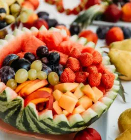 Ugoden catering s svežim sadjem za dogodke in praznovanja v gostilni na Ptuju.