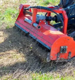 Mulčenje zahtevnih terenov na Bledu