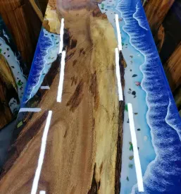Nova miza z modrim epoksi