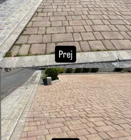 Fotografija prej in potem čiščenja tlakovcev