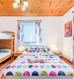 Spalnica za 4 osebe v apartmaju v Kobaridu