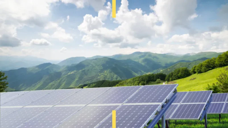Poslovna konsultacija o energetskih rešitvah Dva strokovnjaka se posvetujeta ob ekranu v moderni pisarni, razpravljata o energetskih rešitvah za stranke.