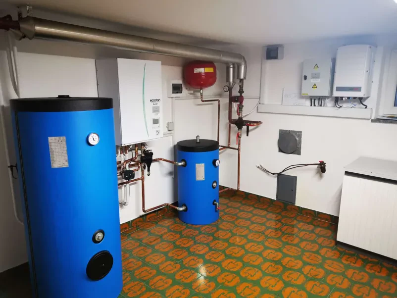 Velika sončna elektrarna na poslovni stavbi Obsežna sončna elektrarna na strehi velike poslovne zgradbe, primer učinkovite samooskrbe z električno energijo.