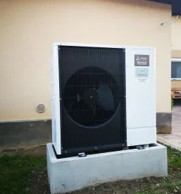 Priprava in montaža sončnih panelov na strehi, ključna storitev za Baterijski hranilniki, toplotne črpalke in polnilnice Slovenija.