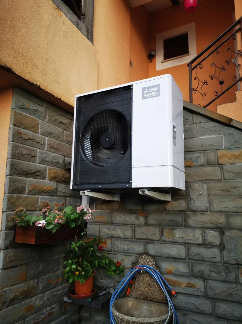 Montaža sončnih panelov na strehi Monter z orodjem namešča solarne panele na strehi, del ekipe za Baterijski hranilniki, toplotne črpalke in polnilnice Slovenija.