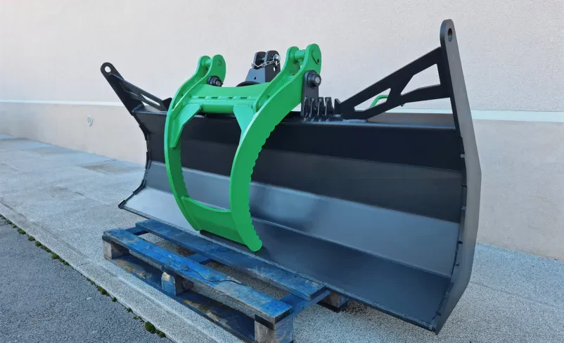 Delo s česačo v jutranji rosi Traktor s priključkom za obdelovanje zemlje med jutranjim delom na prostranem kmetijskem polju, kjer se pripravlja zemlja za setev.
