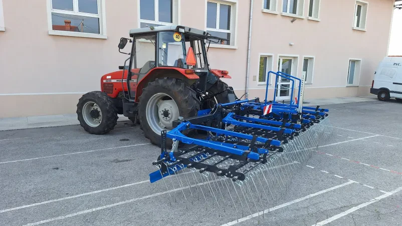 CNC obdelava kovinskih komponent Sodobni CNC stroj v svetli industrijski delavnici pri obdelavi natančnih kovinskih delov za kmetijsko mehanizacijo.
