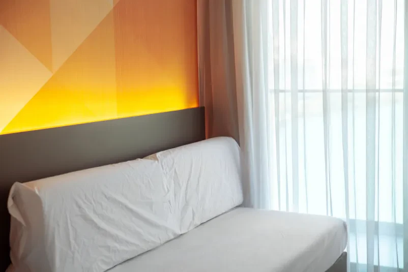 Moderna soba z raztegljivo sedežno garnituro. Dober apartma Rečica ob Savinji, Mozirje, Nazarje s prilagodljivim ležiščem.