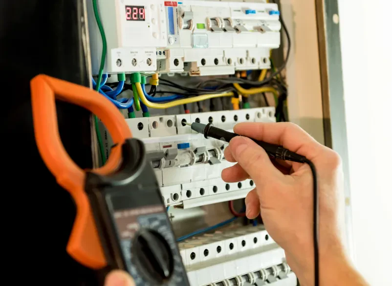 Popravilo stikalne plošče Elektroinštalater s pomočjo izvijača in drugih orodij natančno pregleduje ter popravlja stikalno ploščo z avtomatskimi stikali, zagotavljajoč varno delovanje električnega sistema.