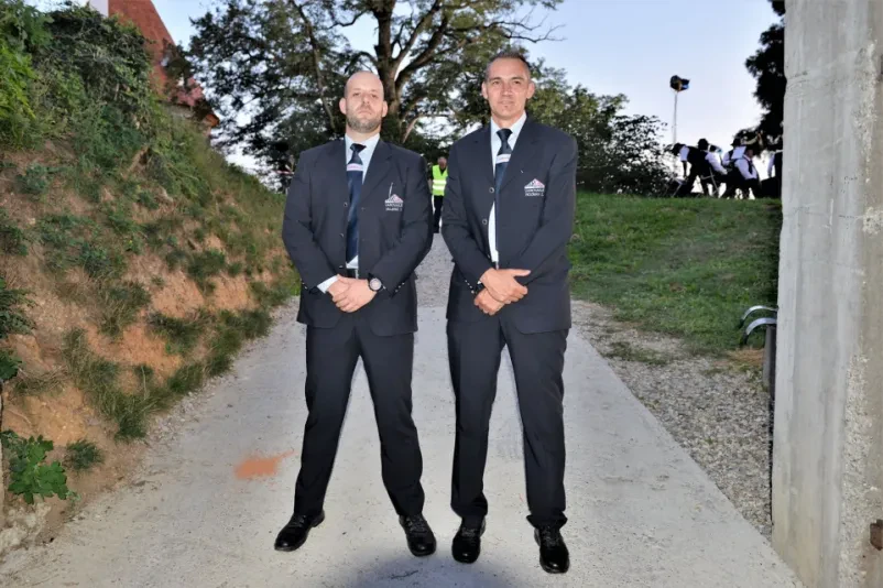 Uniformiran varnostnik nadzoruje dogajanje na javni prireditvi, zagotavljajoč fizično in tehnično varovanje Podravska. Skrbi za varnost in nemoten potek dogodka.