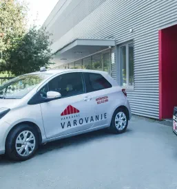 Specializirano oklepno vozilo je pripravljeno za varen prevoz denarja ali dragocenosti. Ta storitev je pomemben del fizičnega in tehničnega varovanja.