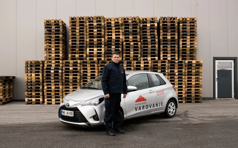 Varnostnik v uniformi energično posreduje ob varnostnem incidentu, zagotavljajoč hitro in učinkovito fizično in tehnično varovanje Podravska. To je ključnega pomena za zaščito.