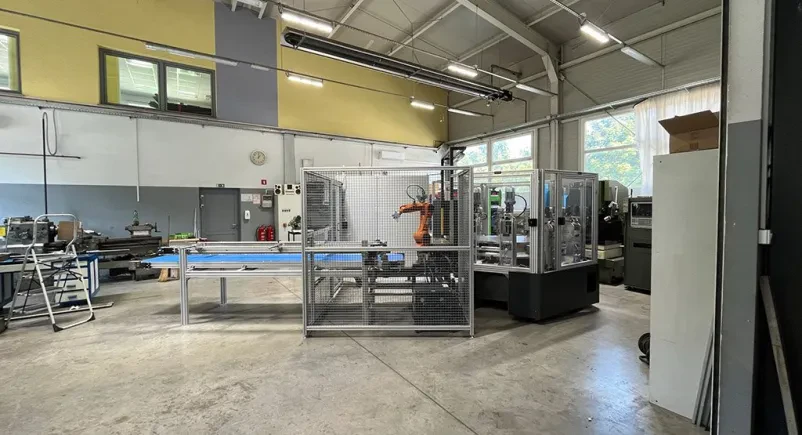 Notranjost delavnice s stroji Prostoren in urejen industrijski obrat z različnimi stroji in opremo v pripravljenosti za proizvodnjo. Odlične storitve strojegradnje.