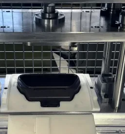 Različna precizna orodja in sestavni deli, skrbno razporejeni na delovni mizi pred začetkom proizvodnega procesa.