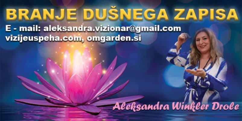Branje dušnega zapisa in refleksija Oseba piše v zvezek ob odprti knjigi, kar simbolizira globoko refleksijo in osebni razvoj skozi delo.
