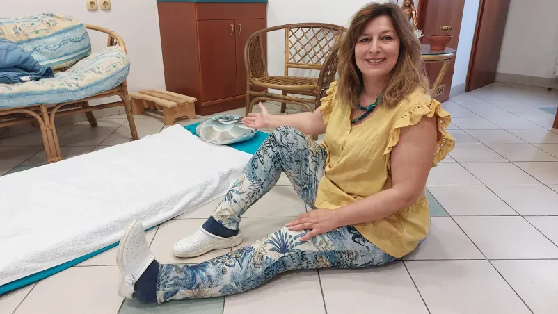 Aleksandra Winkler Drole med regresoterapijo Aleksandra Winkler Drole svetuje stranki med seanso karmične diagnostike in branja iz akaških zapisov v sproščenem okolju.